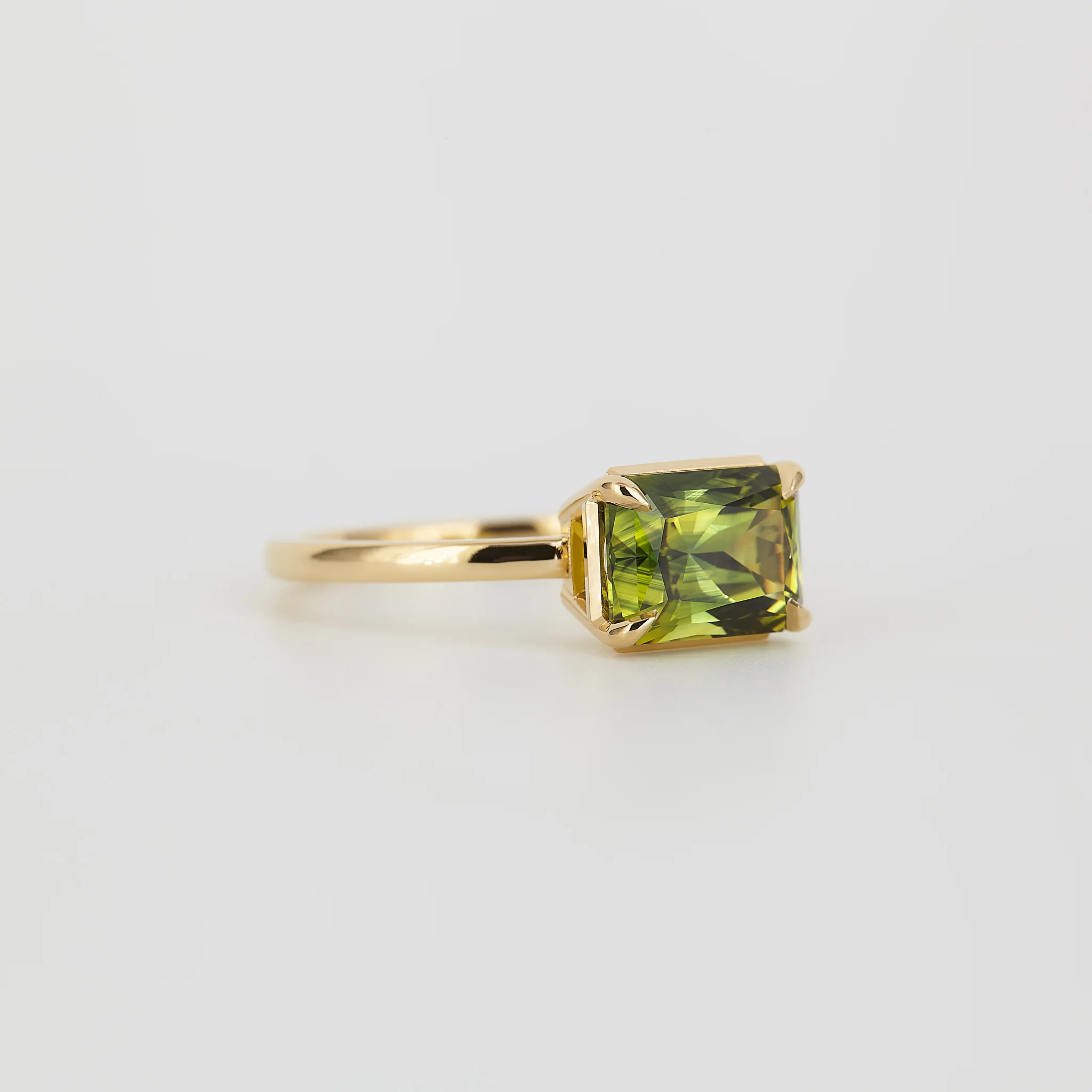 Aaren East-West Radiant-Cut 2.77ct Australian Parti Sapphire in Yellow Gold - Image 3