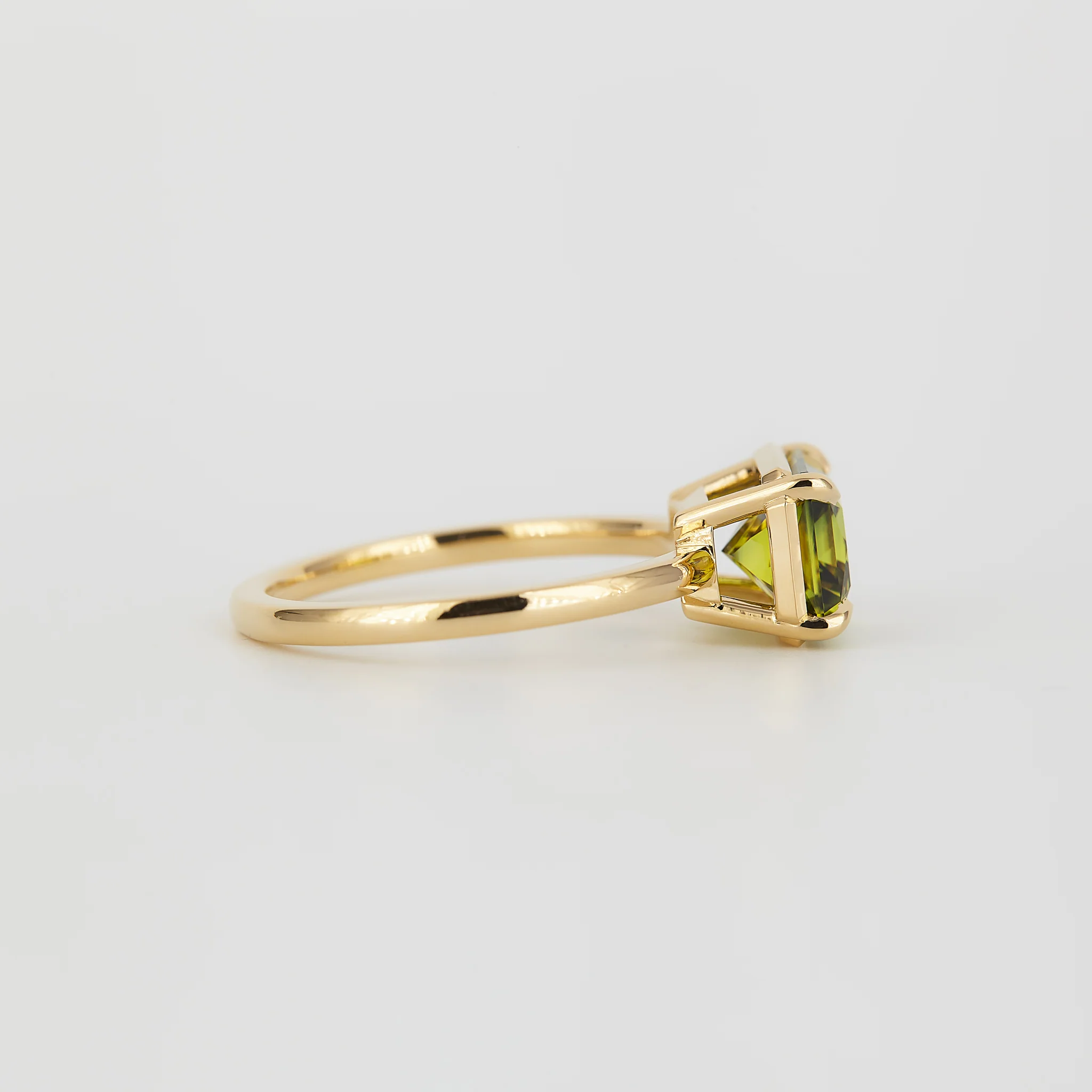 Aaren East-West Radiant-Cut 2.77ct Australian Parti Sapphire in Yellow Gold - Image 4